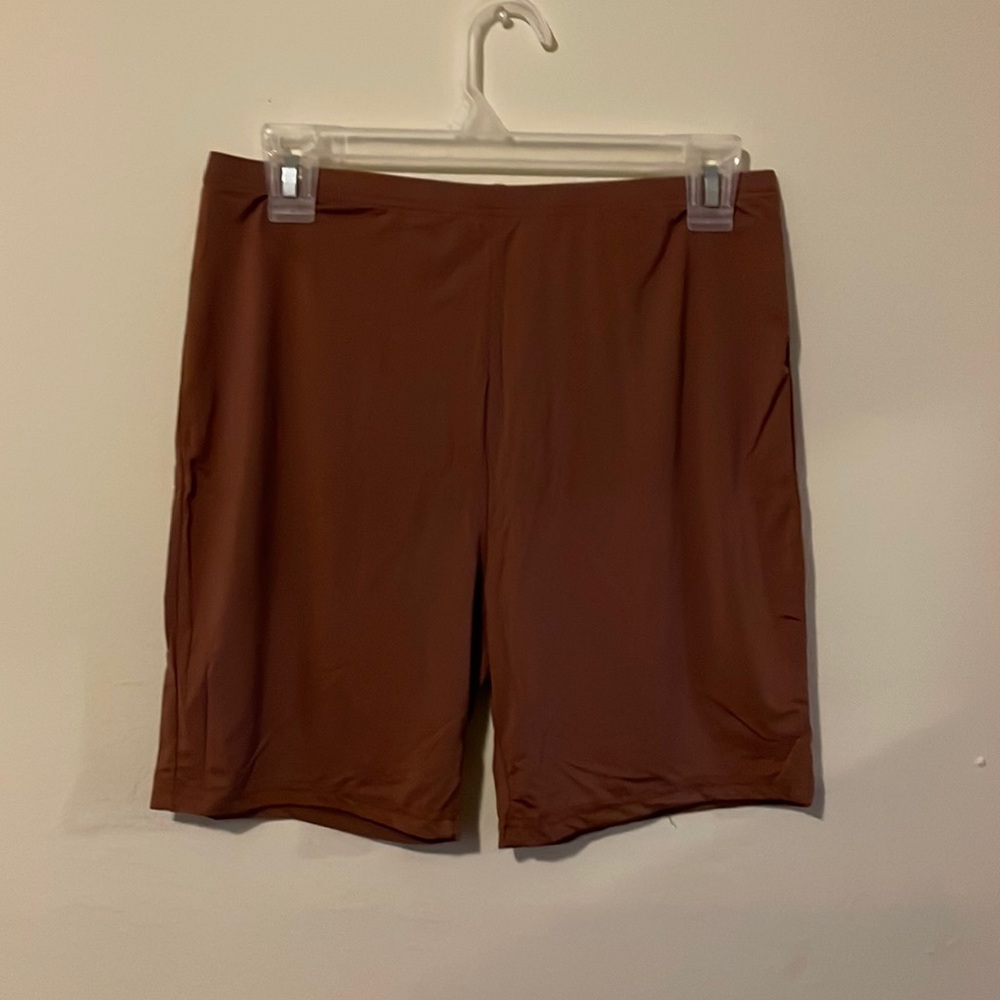 I’m selling because it’s kind of loose on me and it hasn’t been worn at all.